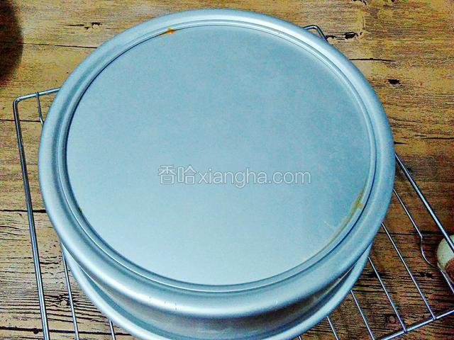 烤好以后拿出。同样的在桌子上用力震动几下，使蛋糕和模具内壁脱离。方便一会脱离。悬空倒扣在烤架上直至晾凉。