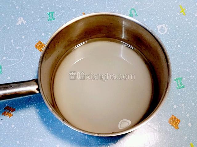 餘下70克的水加入白砂糖小火煮融