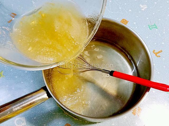 已漲大的吉利丁溶液倒入糖水裡，邊倒入邊攪拌，小火煮沸離火