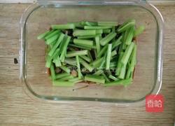 香芹花生米的做法图解2