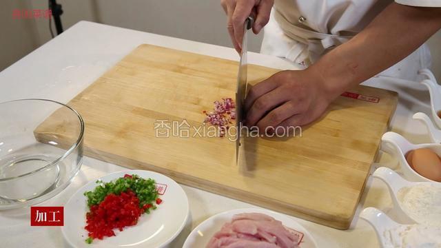 青椒、红椒、洋葱切成末