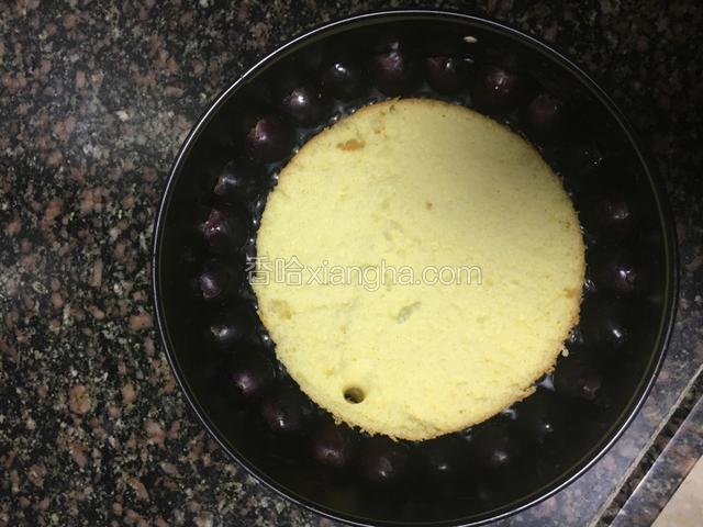 裸蛋糕一分为二，底下铺一层，模具边边铺一圈葡萄（也可以是其它水果）
