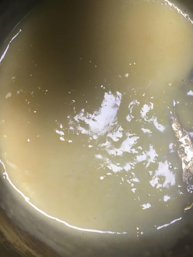 牛奶和泡的吉士粉加入小锅里搅拌煮开，然后放凉