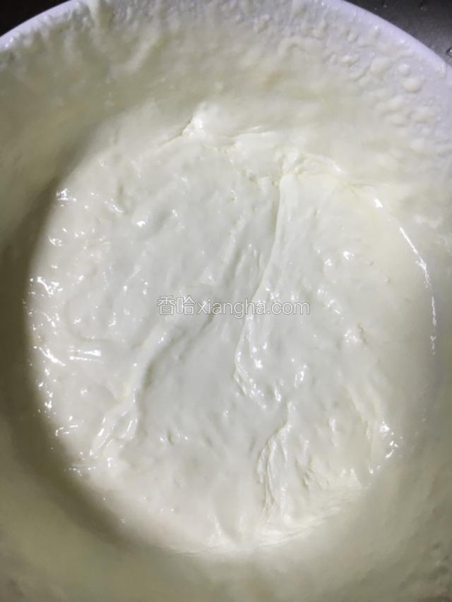 奶油加入20克糖粉打发