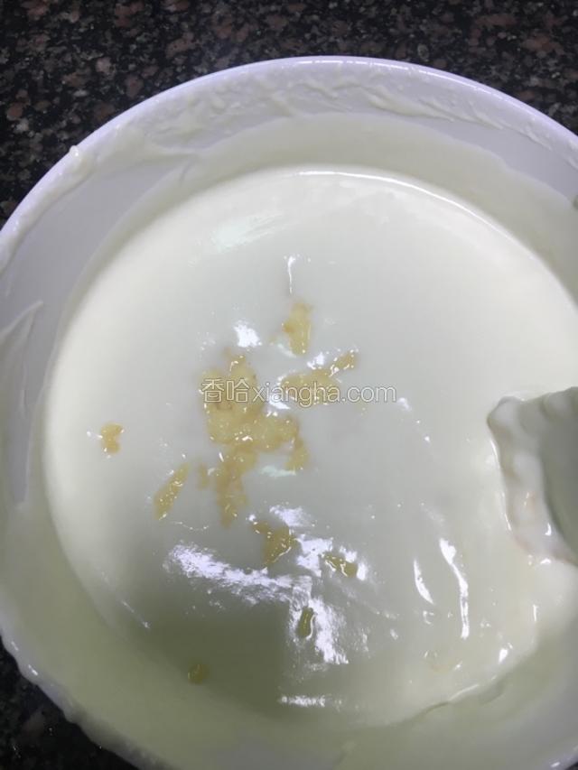 把之前煮好凉了的牛奶吉士糊倒入酸奶淡奶油中拌匀成慕斯糊