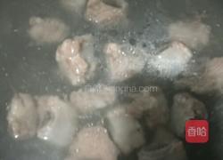 腐竹黄豆焖排骨的做法图解2