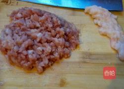 胡萝卜猪肉馅水饺的做法图解1