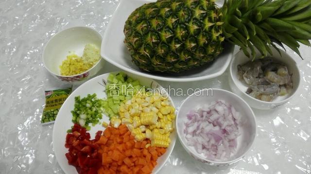 准备材料：虾子洗净抽线去头剥壳、其他材料切丁备用