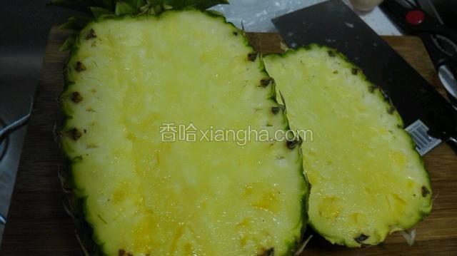凤梨取1/3切开，头部叶子保持完好。