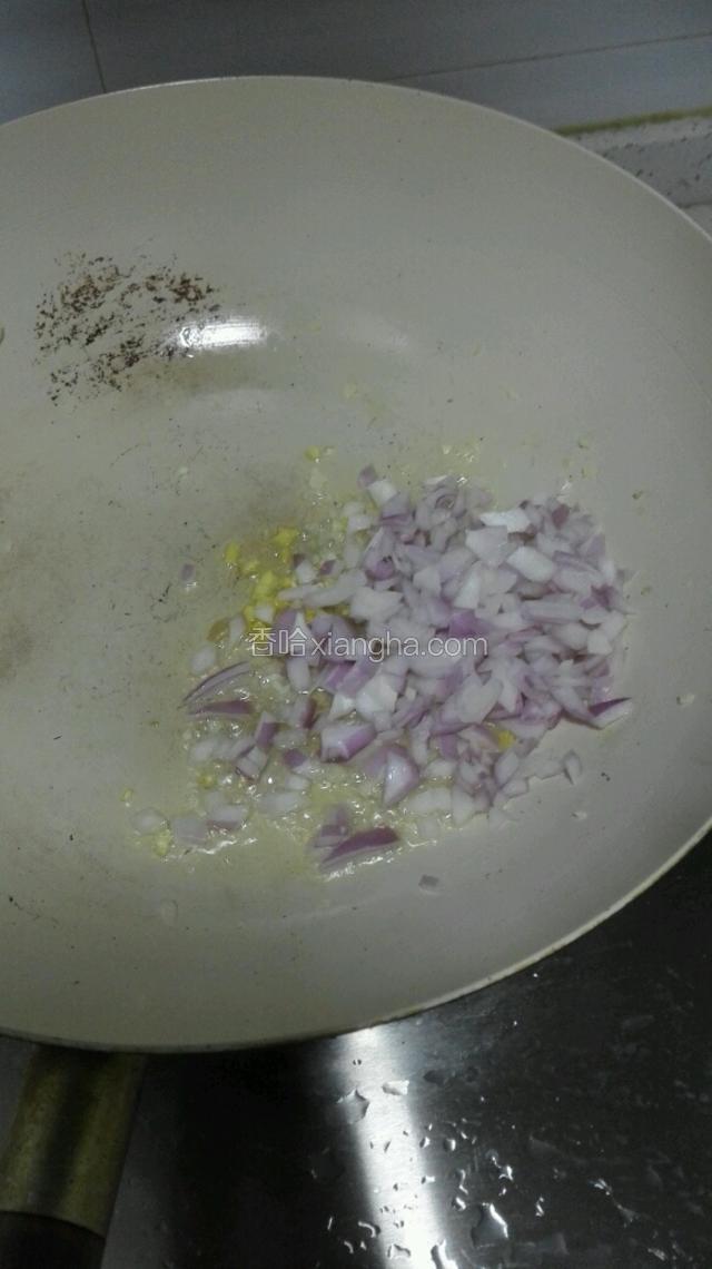 锅烧热，放少许油把姜蒜扁香加入洋葱