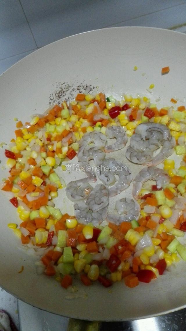 把虾仁放中间煎熟