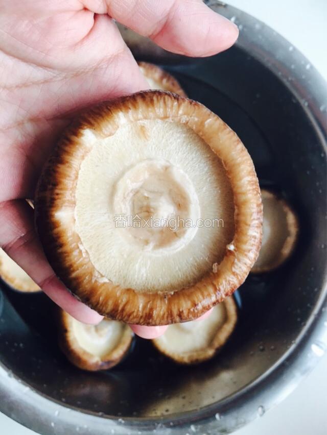 再次将香菇冲洗一次。