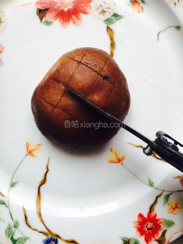 将香菇伞面划几道口子，方便入味。