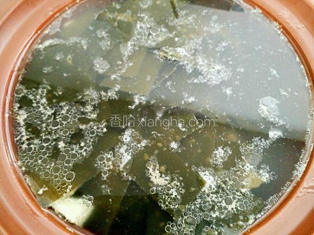 汤沸腾后，倒进海带。