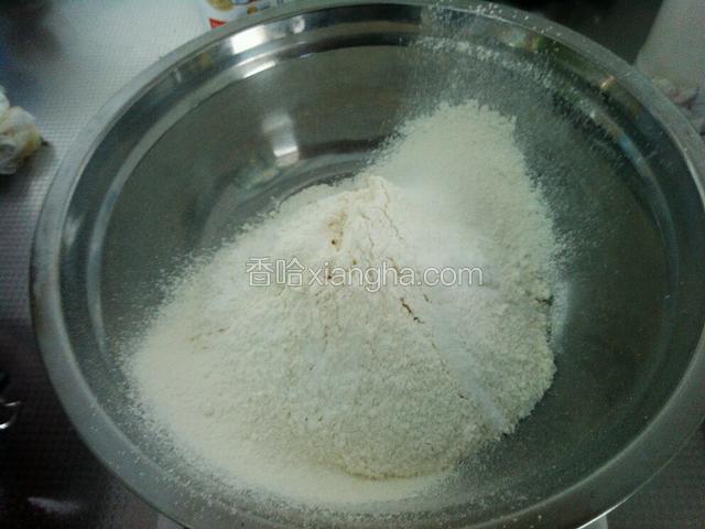 过筛低粉和泡打粉