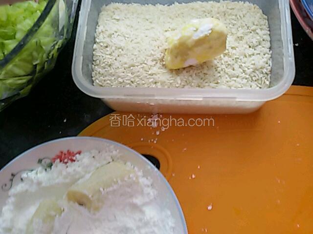 最后滚上面包糠(燕麦片)。