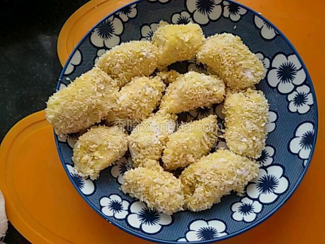 摆盘，过一会开始油炸。