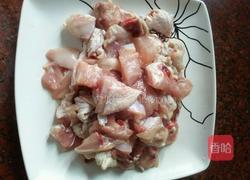 酸辣椒和干辣椒炒鸡肉的做法图解1