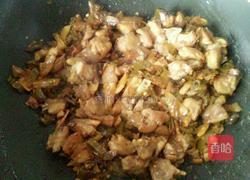 酸辣椒和干辣椒炒鸡肉的做法图解4