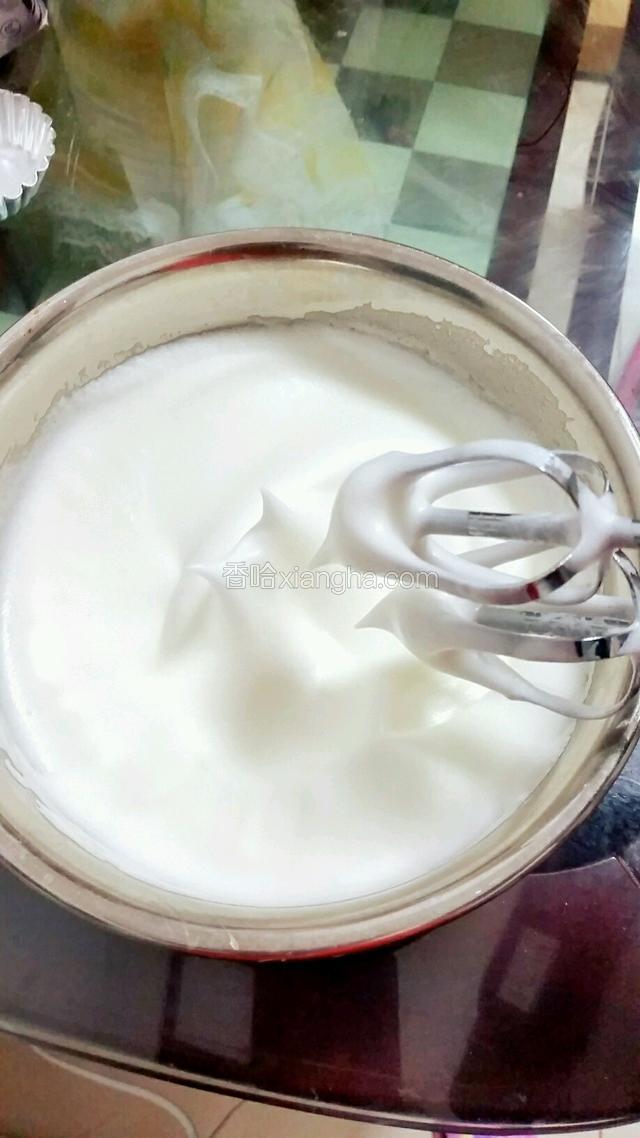打发至干性发泡状态。拉起直立。