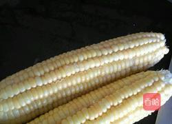 肉丁炒玉米的做法图解1