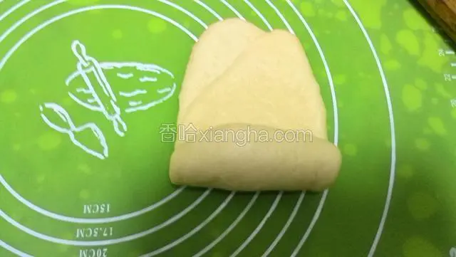 将面团擀成长方形再卷起来。