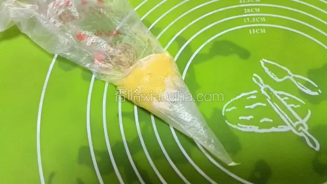 卡仕达酱装进裱花袋。