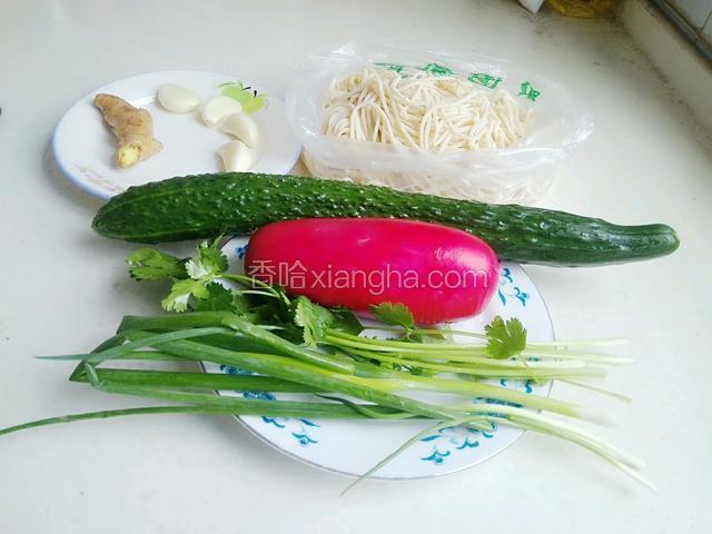 所有食材：黄瓜、水萝卜、香菜、葱、姜蒜、新鲜面条、熟菜籽油。注：（熟菜籽油忘记放一起拍照了）
