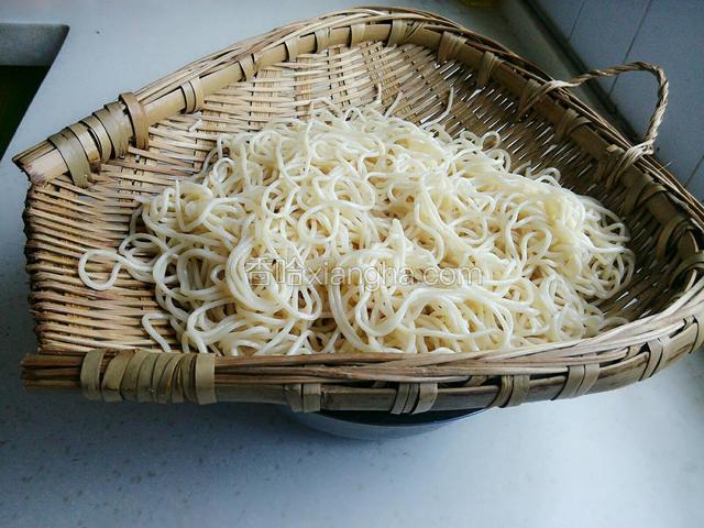 这就是晾凉并且抹匀菜籽油的面条。