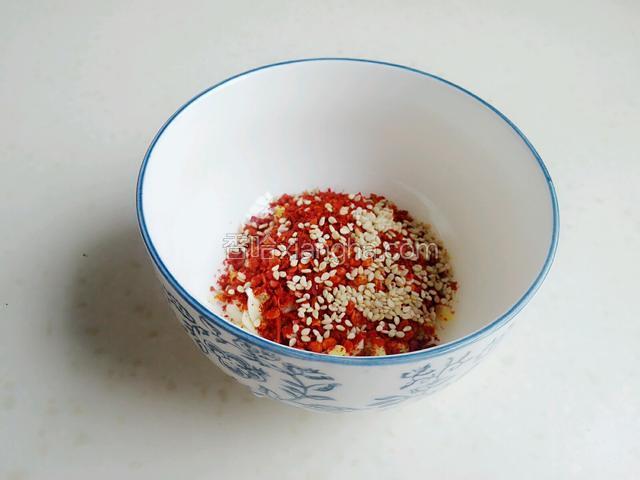 取个干净的碗，放入全部姜蒜末、白芝麻、辣椒粉、盐。（这样做出来的油辣子会更香哦！）