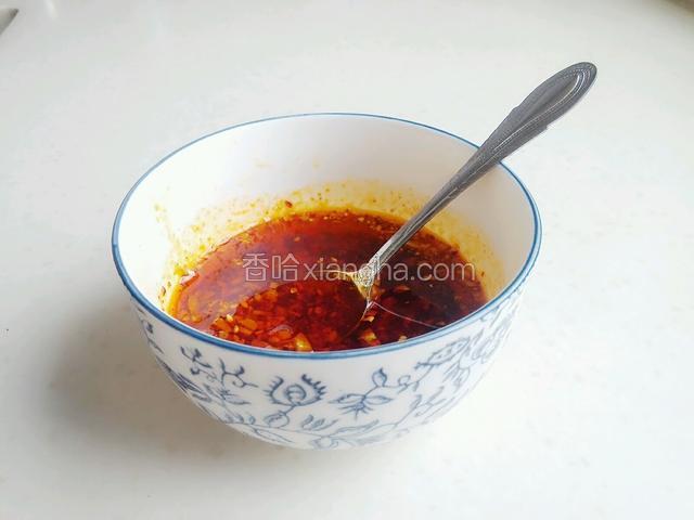 把菜籽油倒入碗里，并用勺子搅拌一下。