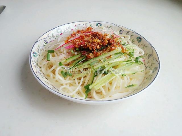 撒上花椒、味精、香葱末，白糖和盐，倒上适量生抽，淋上陈醋，再淋上油辣椒和香油。