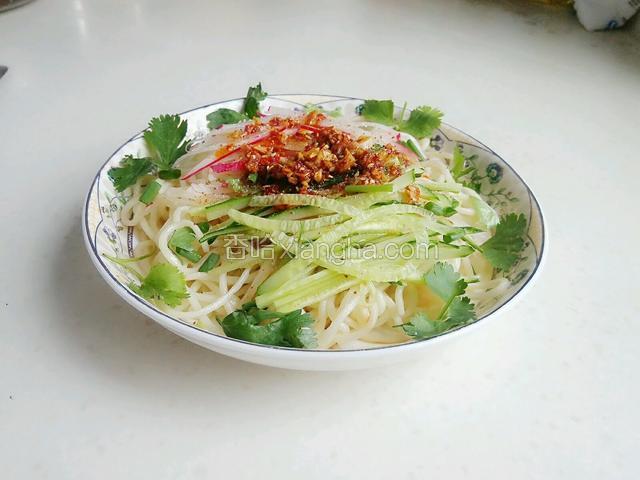再撒上香菜，拌匀就可以食用了。