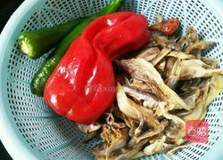 辣椒炒小鱼干的做法图解1