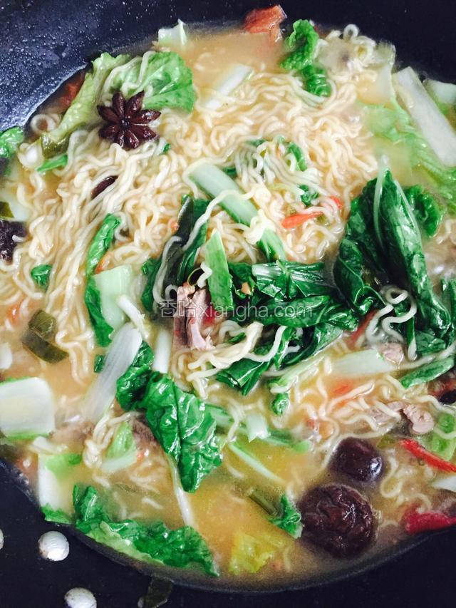 一锅煮好的牛肉香菇面，看到想吃吧