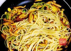 黑胡椒鸡脯意大利面的做法图解5