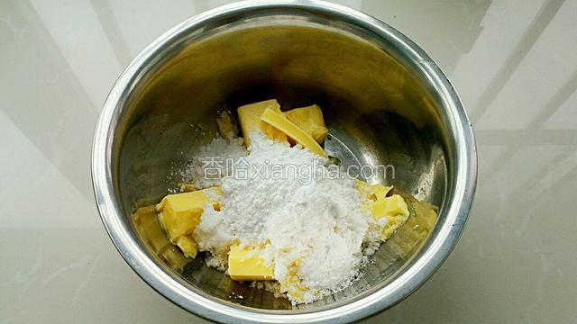把糖粉和白砂糖加入到黄油中。