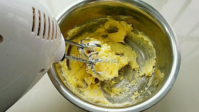 用电动打蛋器把黄油和糖类混合均匀。