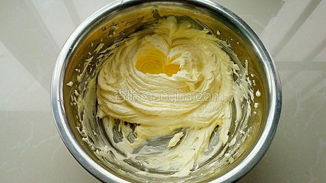 把黄油打发至蓬松发白状态。