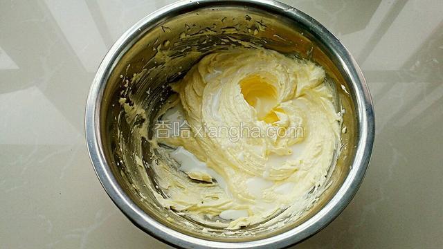 分两次加入牛奶，每加入一次牛奶都要用打蛋器把牛奶和黄油打至融合状态。