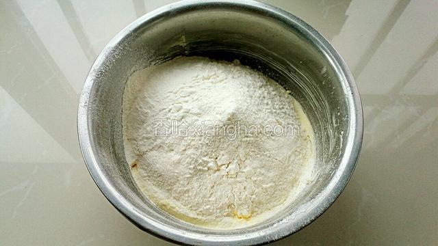 筛入低筋面粉，用刮刀拌匀后揉成面团。