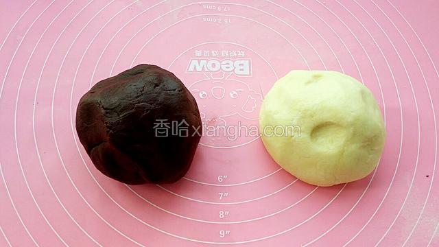 把面团分成均匀的两份，其中一份揉入可可粉。
