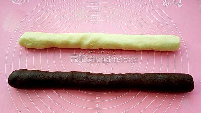 把面团搓成长条状。