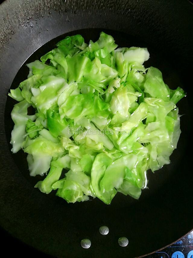 锅内加水烧开将圆白菜倒入掉一分钟