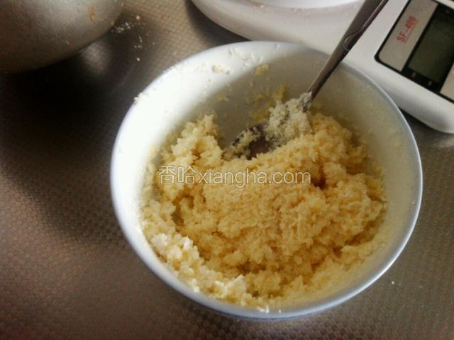 把椰蓉馅需要的材料放在一个碗里，拌匀