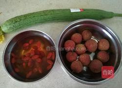 丝瓜炒荔枝的做法图解1