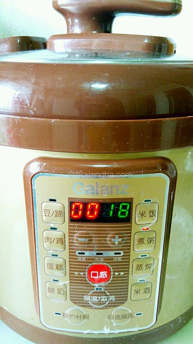 把绿豆和糯米放在压力锅里，按煲粥件十八分钟。