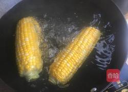 青椒炒玉米的做法图解1