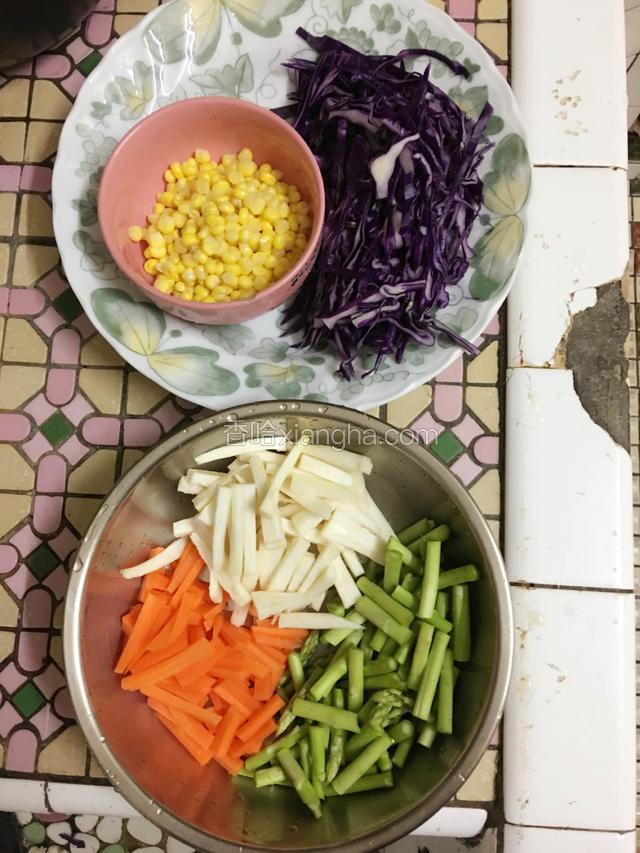 处理食材，全部切成一小段