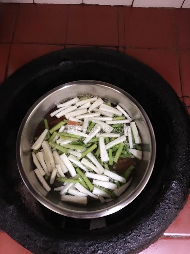 煮开水，把食材烫一下